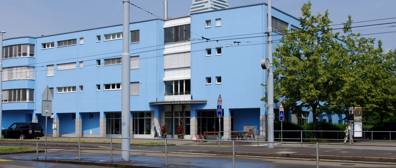 Dank Schwingungsdämpfern unter der eigenen Plattform erzeugt das über 3 Tonnen schwere BHKW keine hausinternen Schallemissionen.