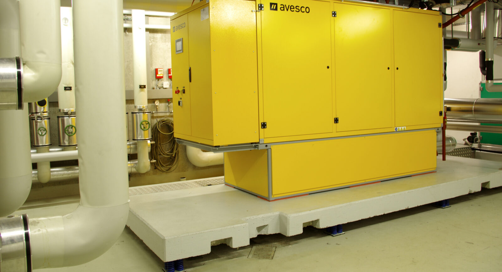 Zusammen mit einem integrierten Abgasrekuperator und der Wärmepumpe (grün) wird ein Gesamtwirkungsgrad der BHKW-Anlage von über 100 Prozent erreicht.