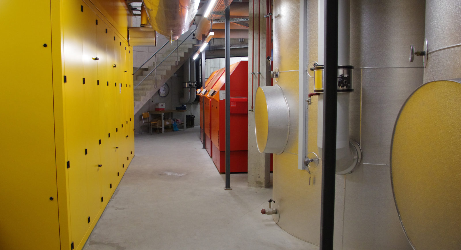 BHKW, zwei Pufferspeicher und drei Gaskessel zur Spitzenlastabdeckung bilden eine stabile, sichere Versorgung mit Wärme und Strom.