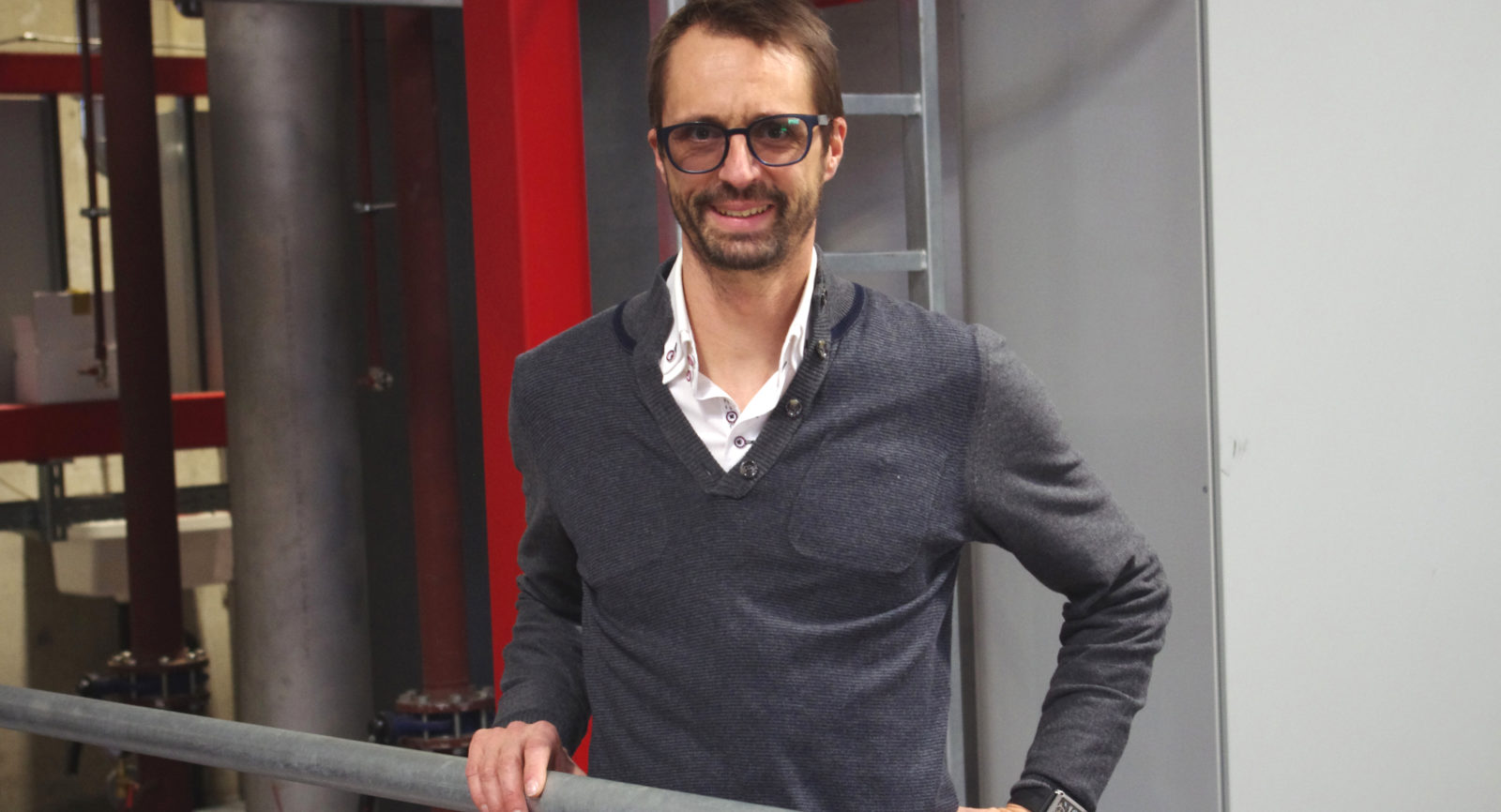 Giulio Caimi, Projektleiter der neuen Holzvergasungsanlagen und Leiter Fernwärme bei Romande Energie Services SA, ist überzeugt, dass diese Technologie wesentliche Vorteile für mittelgrosse Fernwärmenetze aufweist.