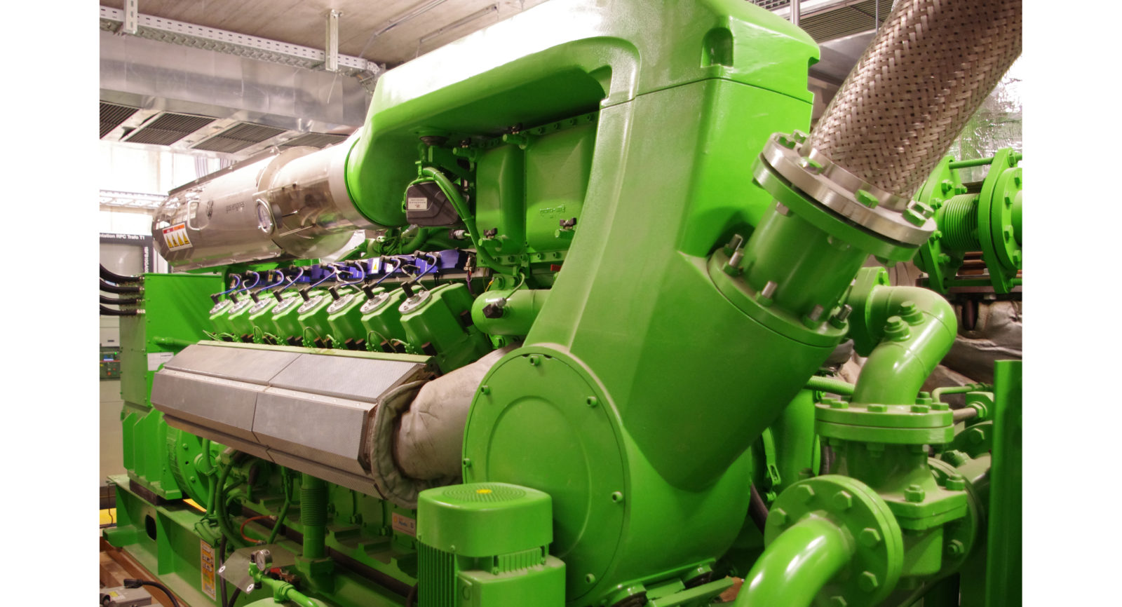 Der installierte Gasmotor arbeitet mit 16 Zylindern und erreicht elektrische und thermische Leistungen von fast 1200 kW.