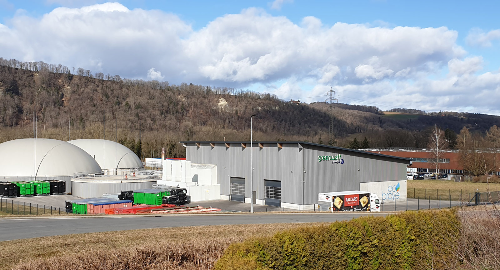 Groupe E Greenwatt haben im Jahr 2016 zusammen mit Nestlé Waters und 30 Landwirtschaftbetrieben der Region als Partner die Biogasanlage im Industriegebiet Treize-Cantons des waadtländischen Ortes Seigneux in Betrieb genommen.