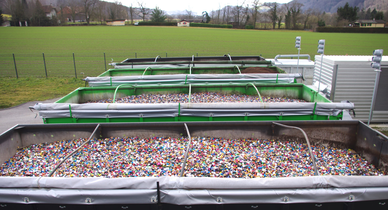 Warme Luft durchströmt die Container, gefüllt mit Kaffeekapseln. Ist die zunächst enthaltene Feuchtigkeit entwichen und das verminderte Gewicht erreicht, werden die Kapseln zum Trennvorgang gefahren.