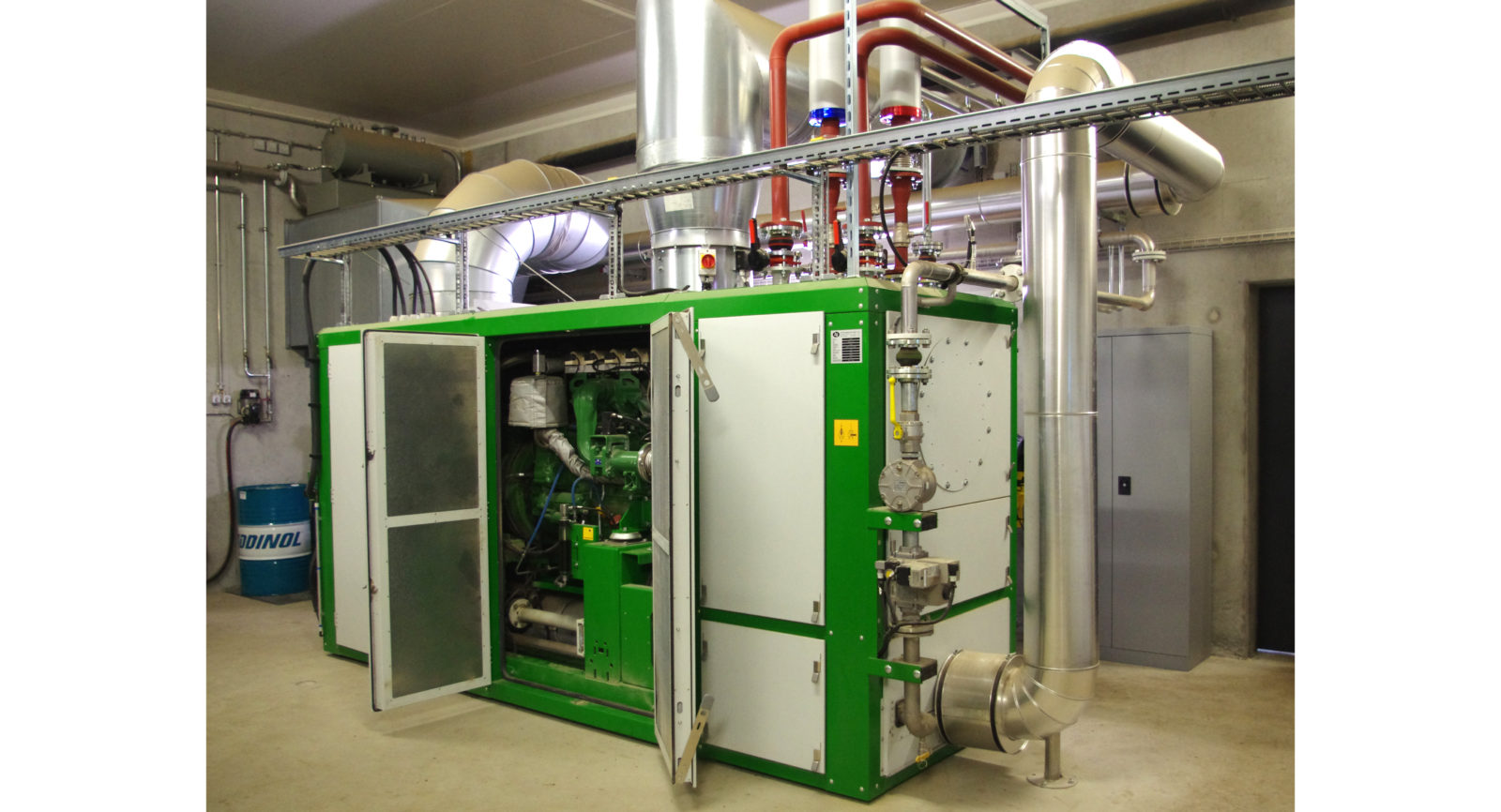 Das inzwischen hinzugekommene BHKW arbeitet mit einem 4-Zylinder-Motor von 155 kW Leistung und stellt eine wichtige Ergänzung der Wärme-Kraft-Kopplung dar.