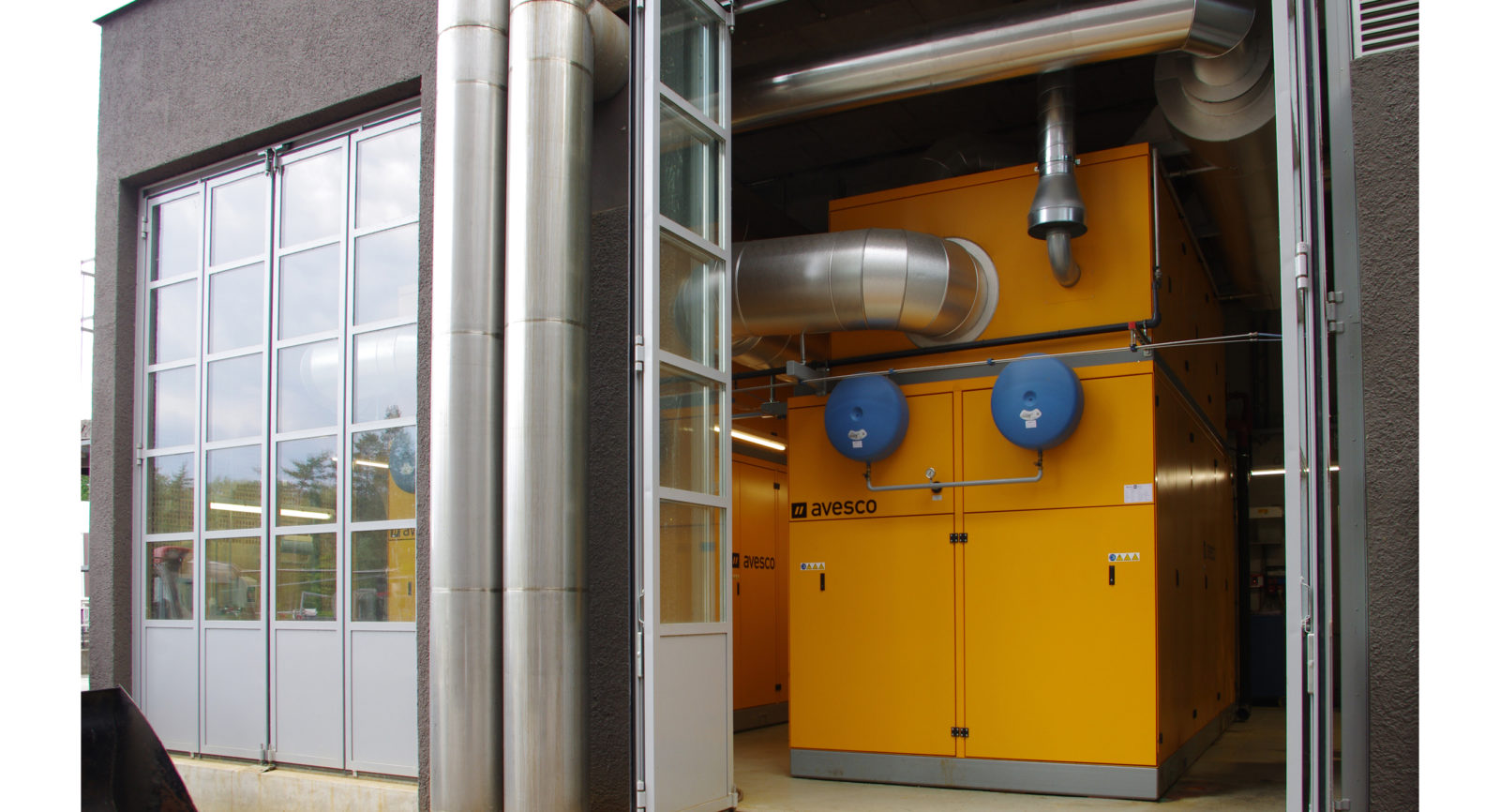 Zwei Blockheizkraftwerke mit je 16-Zylinder und einer maximalen elektrischen Leitung von 824 kW stehen im Einsatz, um das erzeugte Klärgas in Wärme und Strom umzuwandeln.