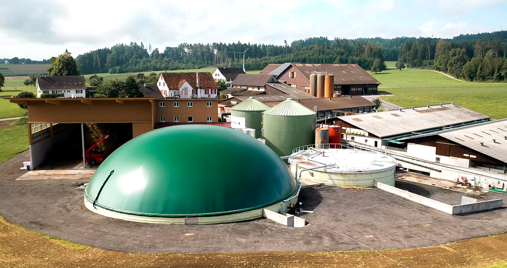 Die 2019 erfolgte Erweiterung umfasst einen gross dimensionierten Gasspeicher, einen 3. Fermenter und eine neue Halle für angelieferte Bioabfälle. (Foto: Wartmann)