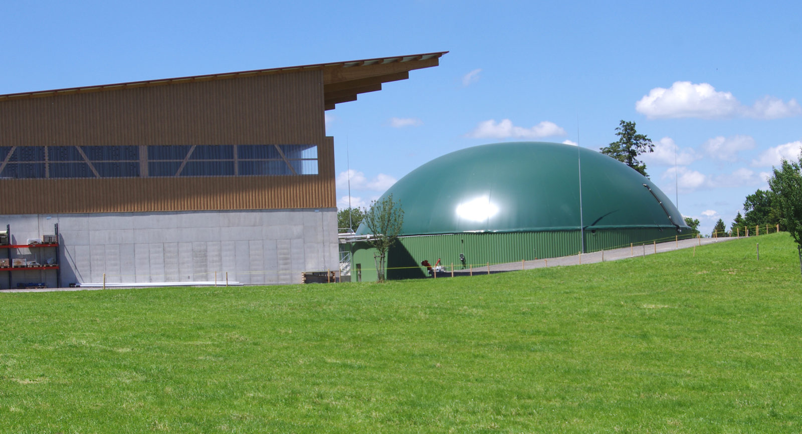 Landwirte der Region liefern Bioabfälle, die schliesslich als Biogas im Speicher zwischenlagern.