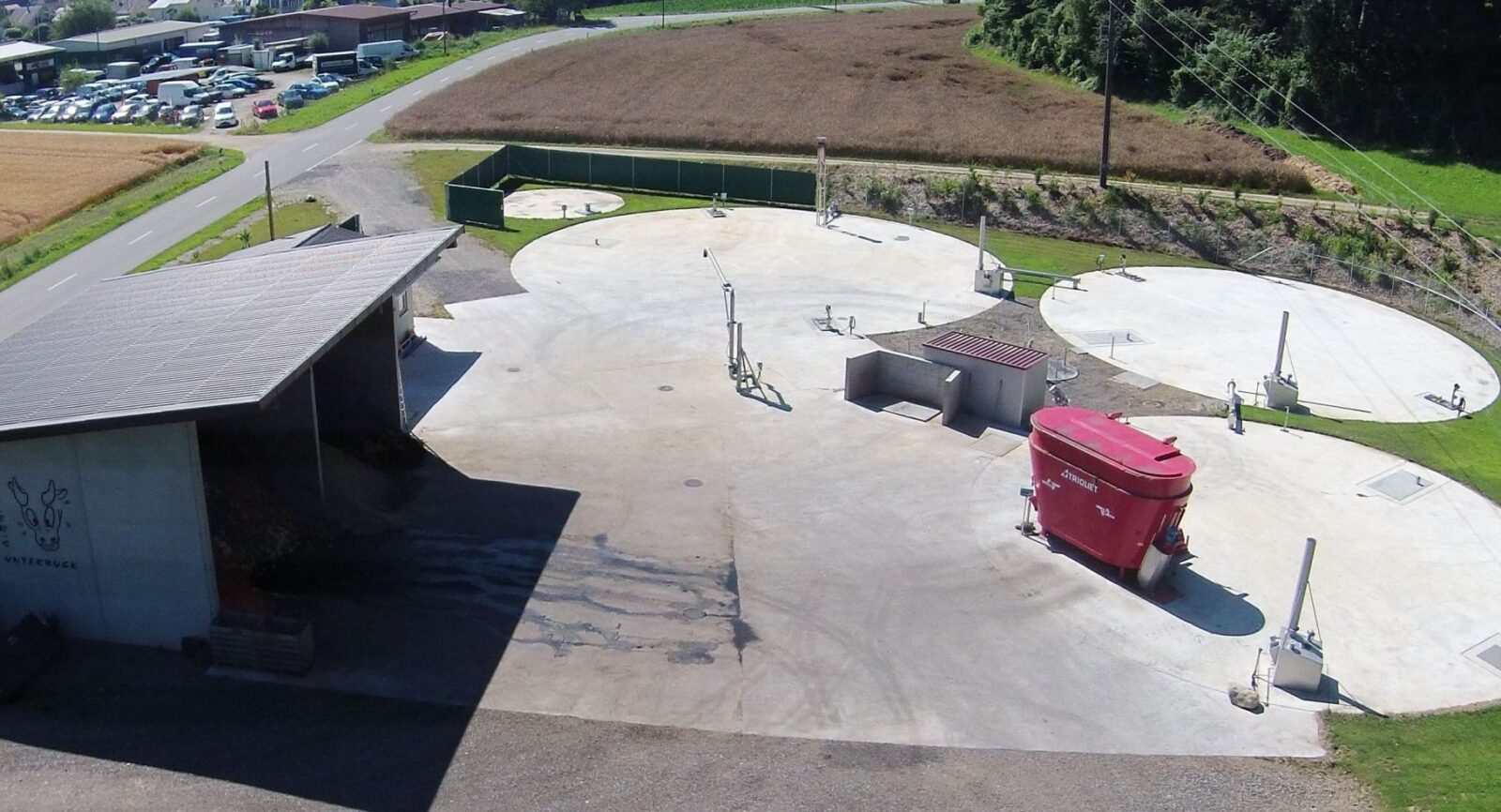 Aus der Vogelperspektive sieht man mehr: Fermenter, Nachgärer und Gärgutlager sind bei der Biogasanlage auf dem Hof Unterbuck im Boden versenkt