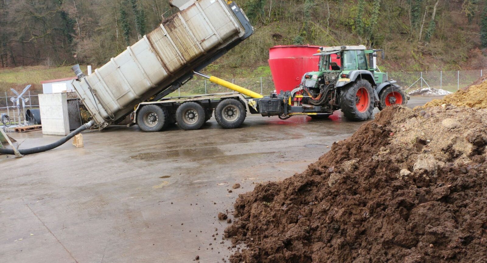 Eingespielte Prozesse: Regelmässig kommen Berufskollegen vorbei und füllen den Sous-terrain-Fermenter der Müller Energie GmbH mit Jauche und festem Substrat. 
