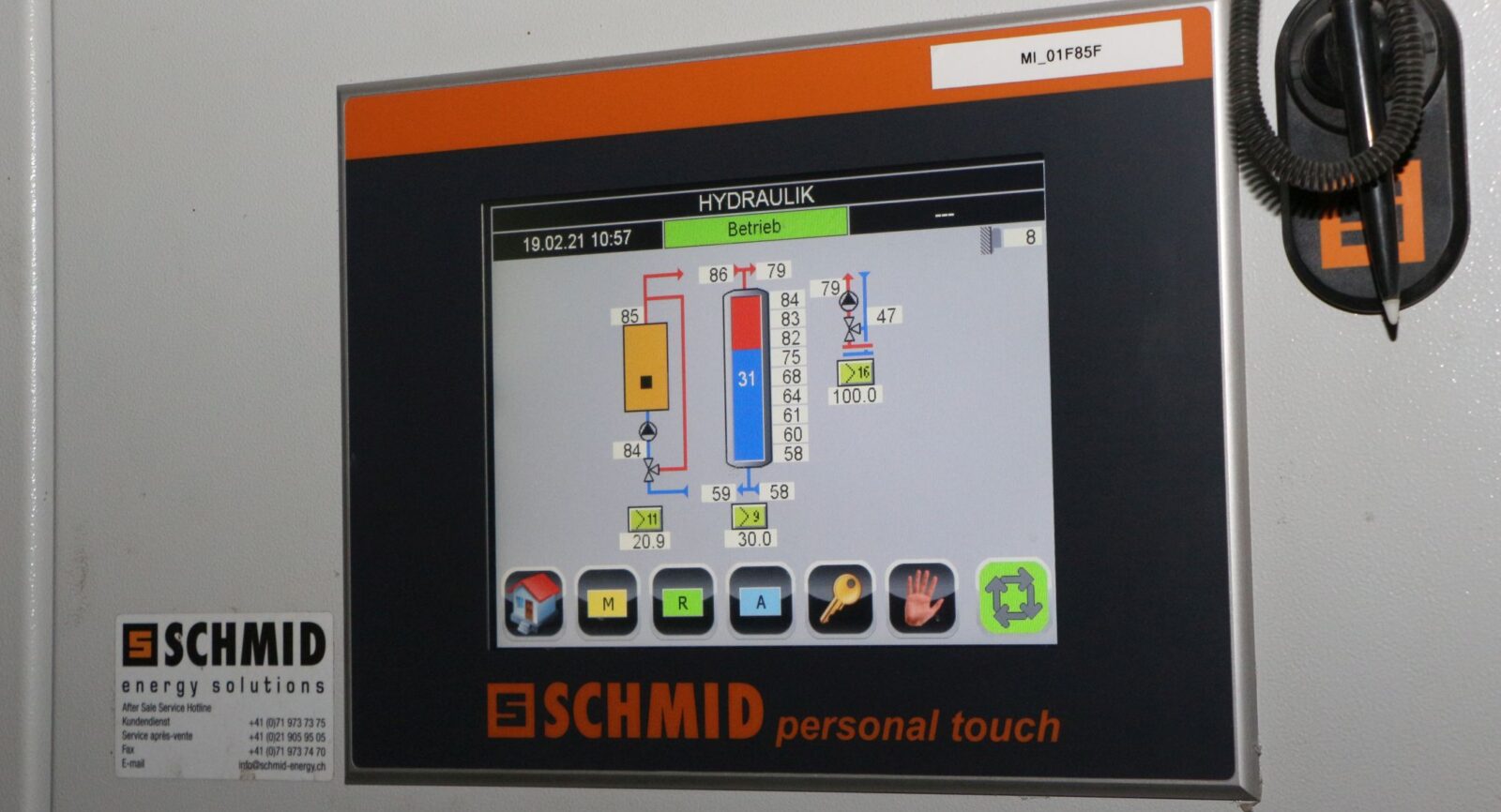 Blick auf die via Touch-Screen bedienbaren Steuerungen der Holzschnitzelfeuerung, der Back-Up-Lösung für das Wärmenetz.