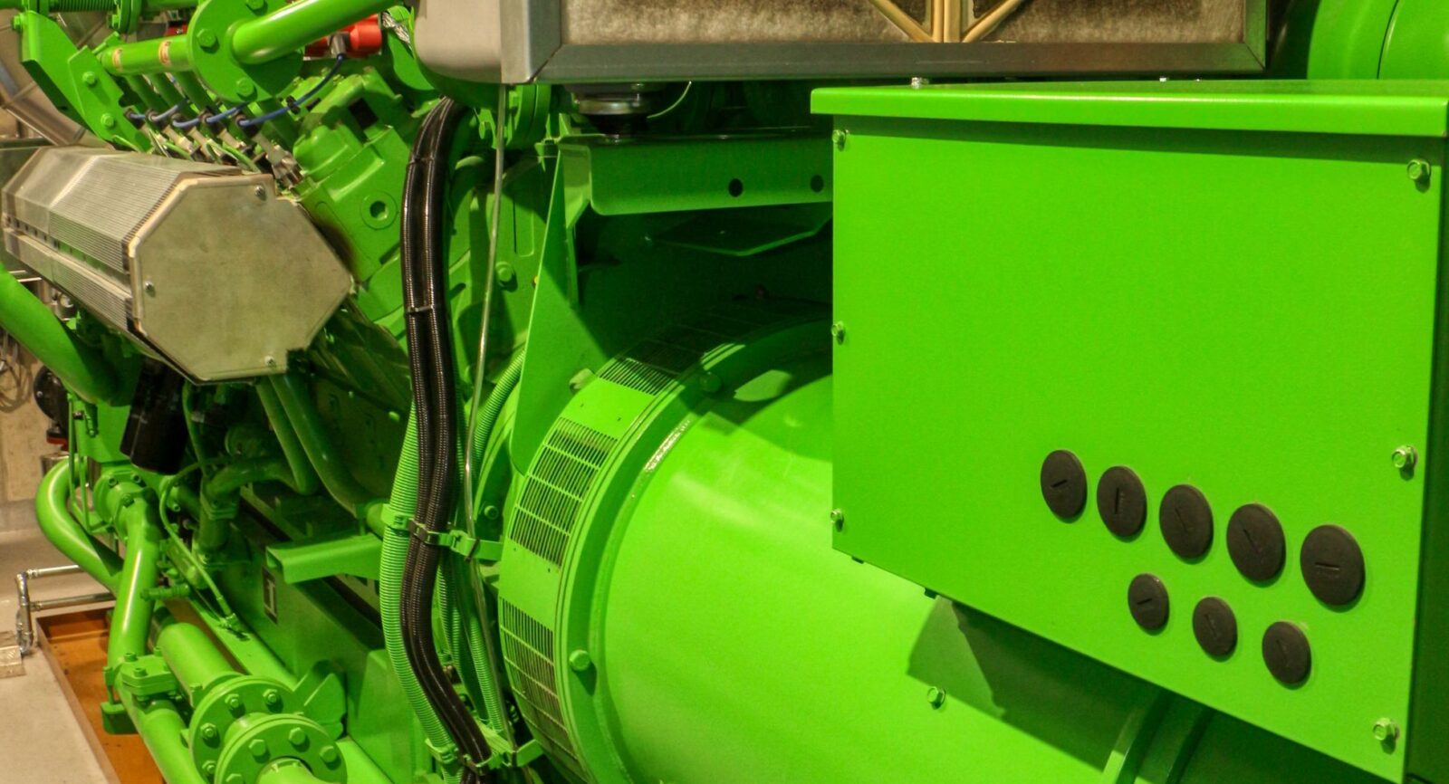 Die BiEAG baute erst kürzlich einen neuen Gasmotor des Herstellers INNIO Jenbacher ein, der gegenüber dem bisherigen Motor deutlich höhere thermische (480 kW – Vorgängermodell 440 kW) und elektrische (440 kW – Vorgänger: 300 kW) Leistung aufweist. 