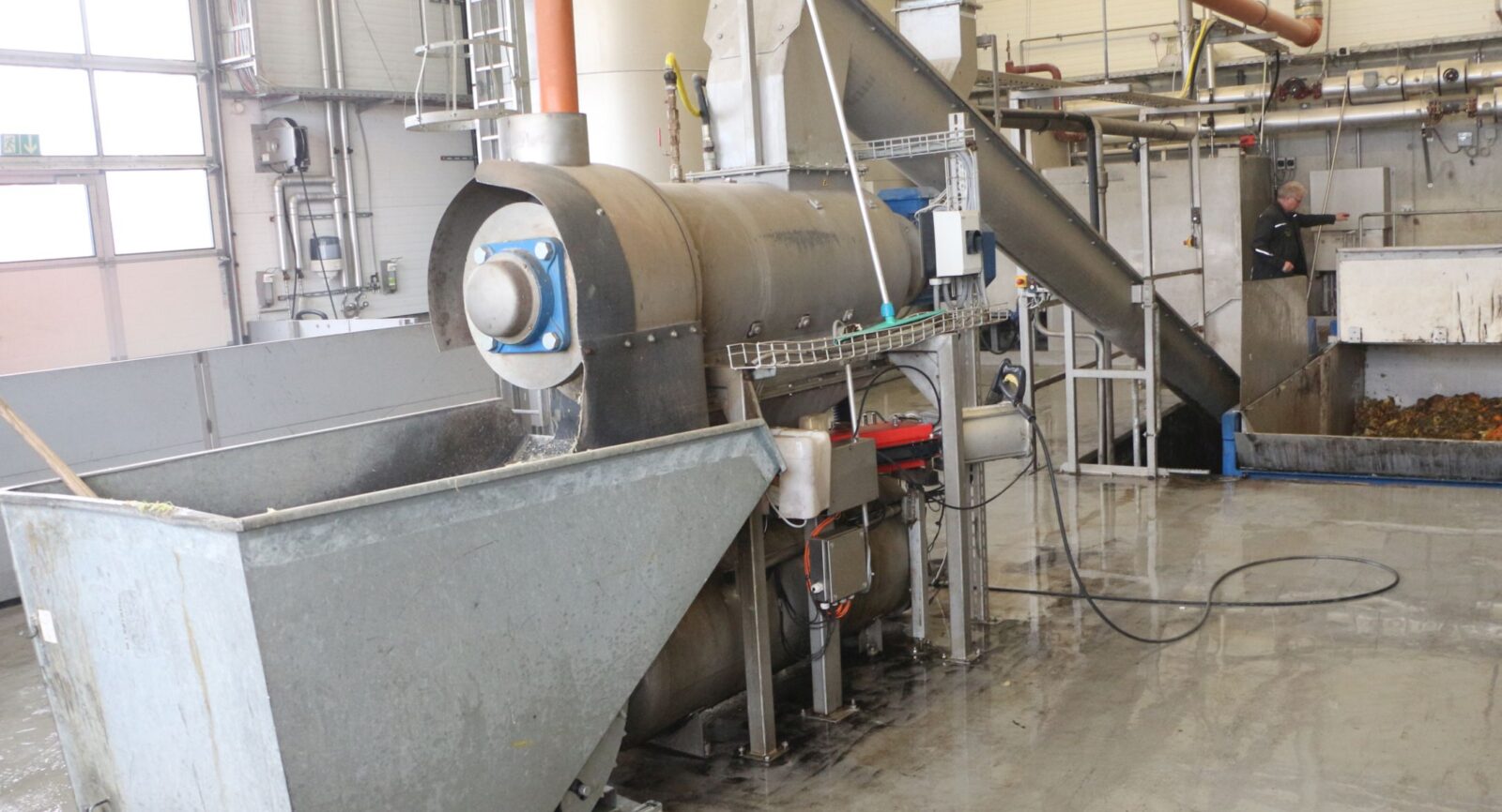 Organische Abfälle aus der Lebensmittelbranche werden mittels einer Hammermühle zerkleinert und von Verpackungsmaterial abgetrennt, zudem thermisch (bei +70°C) vorbehandelt, bevor diese in den Fermenter gelangen. Der vorgelagerte Prozess schont die empfindlichen Mikroorganismen in ihrem Wirken. 