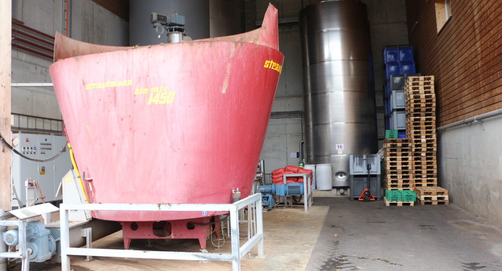 Im Querstromzerspaner werden die grossen Substrate (Siloballen, Mist usw.) zerkleinert, um den Abbauprozess zu Biogas zu optimieren. 