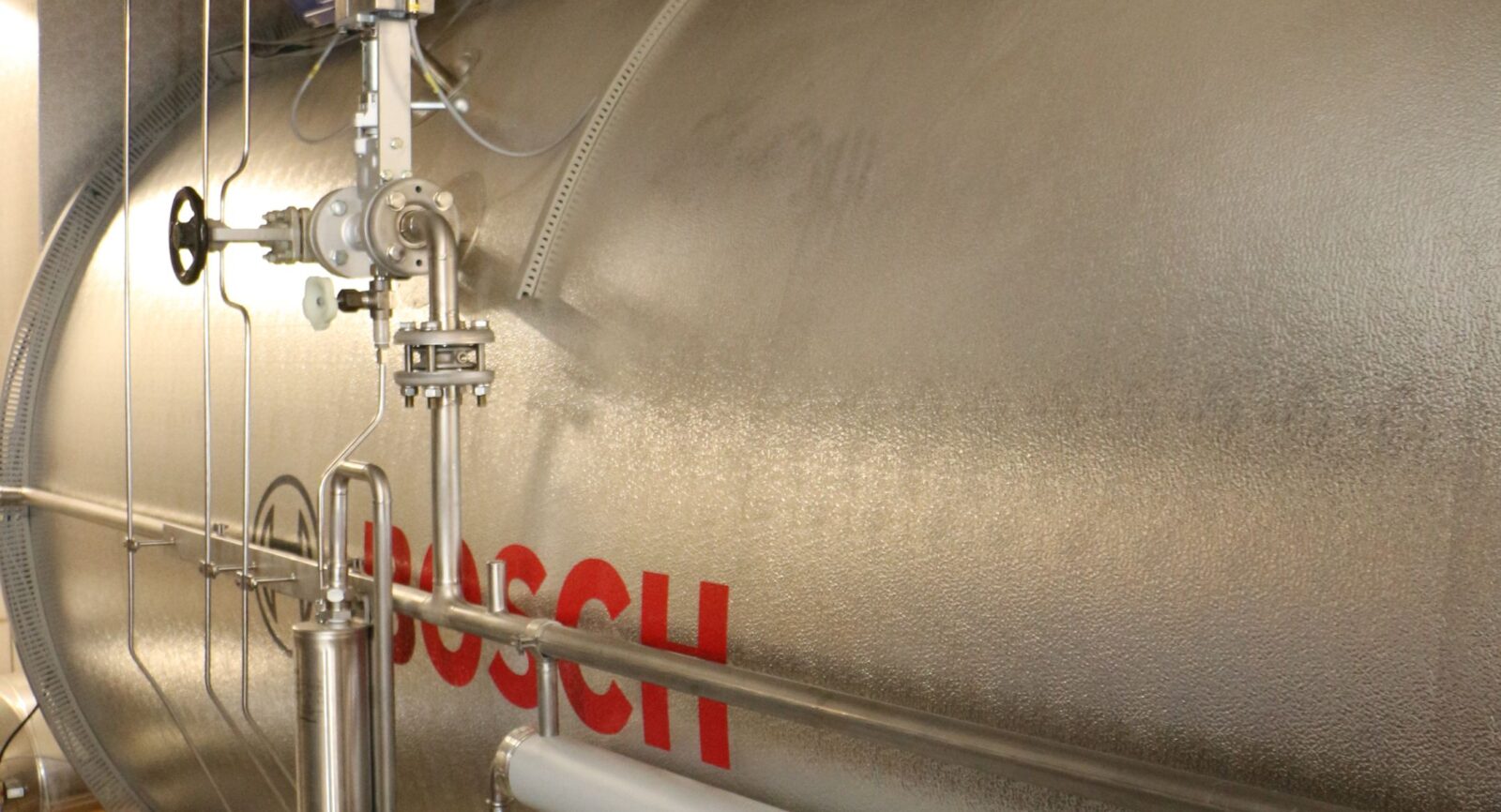 Ein Abgaswärmetauscher ist im Dampferzeuger integriert und holt zusätzlich Wärme aus den heissen Abgasen (aus BHKW und Ölkessel). Der 130 bis 150 °C heisse Wasserdampf unterstützt die wichtigsten Prozesse der Käserei (CIP-Reinigung, Pasteurisation usw.).