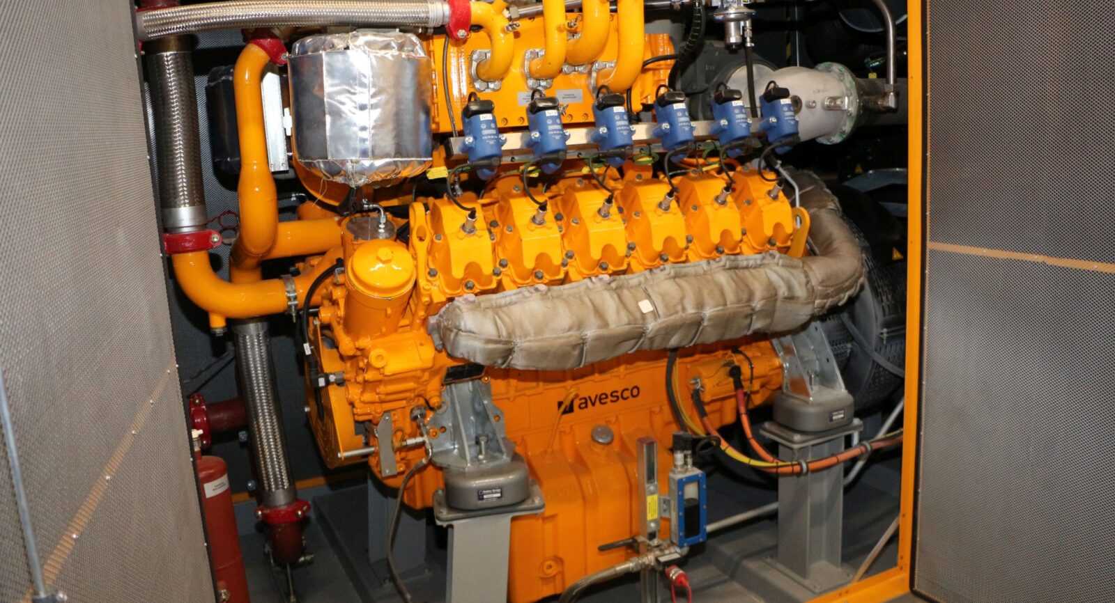 Ein Blick auf den modernen Gasmotor, der Niedertemperaturwärme von 85 °C für die Gebäudeheizung und die Bereitung von Trinkwarmwasser abgibt. 