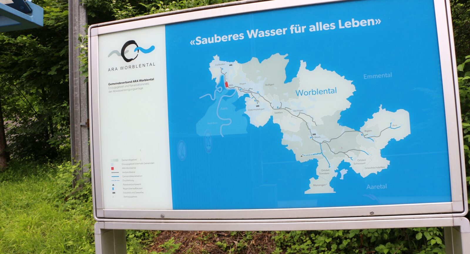 Das Motto des Gemeindeverbands ARA Worblental vor dem Eingang.