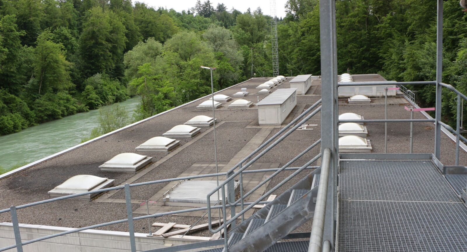 Bereits ist das Baugespann ausgesteckt: Als 2. Etage über dem Gebäude der Festbettbiologie entsteht die neue Heizzentrale des Energiecontractors EBL.