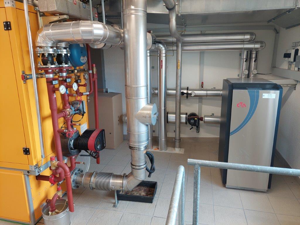 Die Kläranlage nutzt für die Energieversorgung eine Kombination aus Klärgas-BHKW (im Bild links), Wärmepumpe (im Bild rechts) und Photovoltaikanlage. 