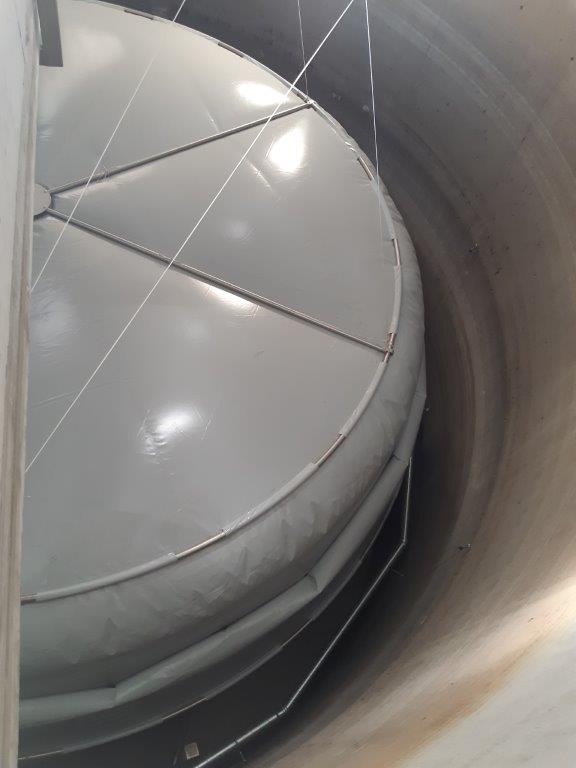 Für das neue BHKW wurde ein grosszügiger Gasspeicher realisiert, der 1.5 Tagesproduktionen aufnehmen kann. Dafür wurde ein Gasballon in einen nicht mehr benötigten Faulschlammstapel auf dem Areal eingebaut (s. Bild). 