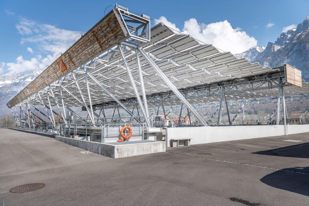 Das eindrückliche Solarfaltdach über dem Belebtschlamm- und Vorklärbecken der ARA Seez kann seitlich ein- und ausgefahren werden. Die Photovoltaikanlage generiert pro Jahr ca. 190'000 kWh Strom. 