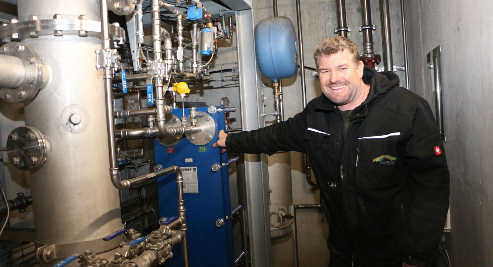 Florian Gut, im Erstberuf Landmaschinenmechaniker, kennt sich aus bei der Planung und Bau von Metallbauteilen. Die Trocknungsanlage hat er selbst entwickelt: «Es braucht ein Betreiber, der für sein Projekt lebt, sonst würde es nicht funktionieren.» 