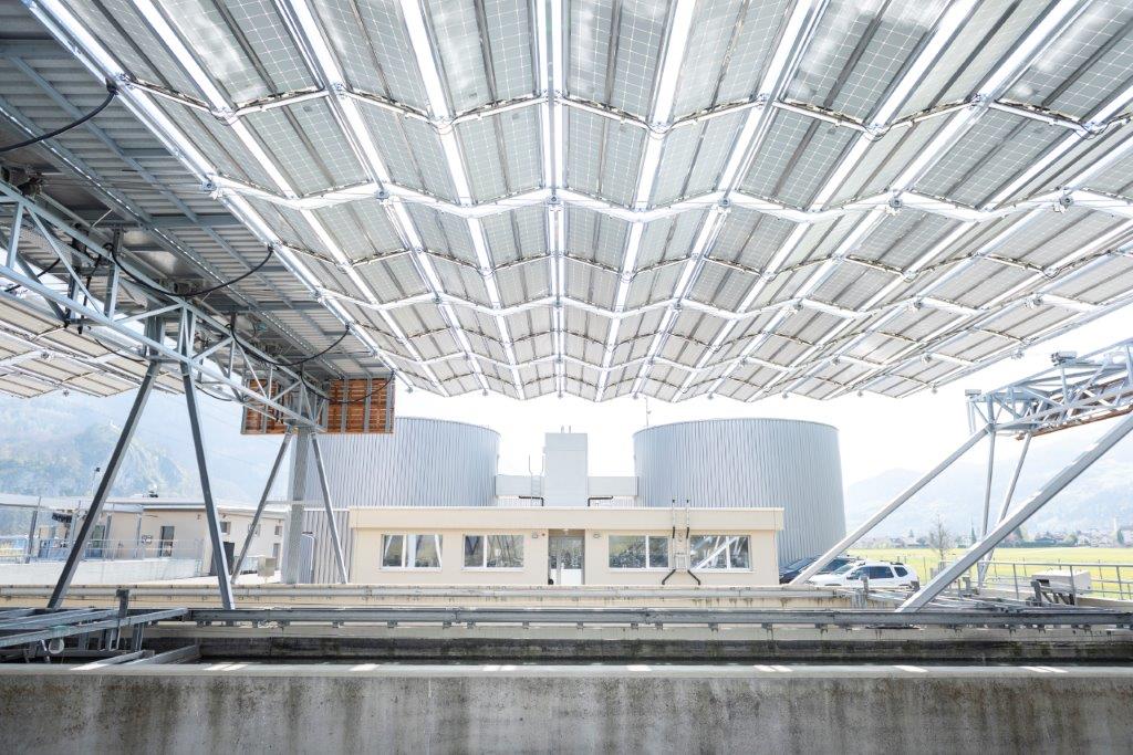 Das eindrückliche Solarfaltdach über dem Belebtschlamm- und Vorklärbecken der ARA Seez kann seitlich ein- und ausgefahren werden. Die Photovoltaikanlage generiert pro Jahr ca. 190'000 kWh Strom. 