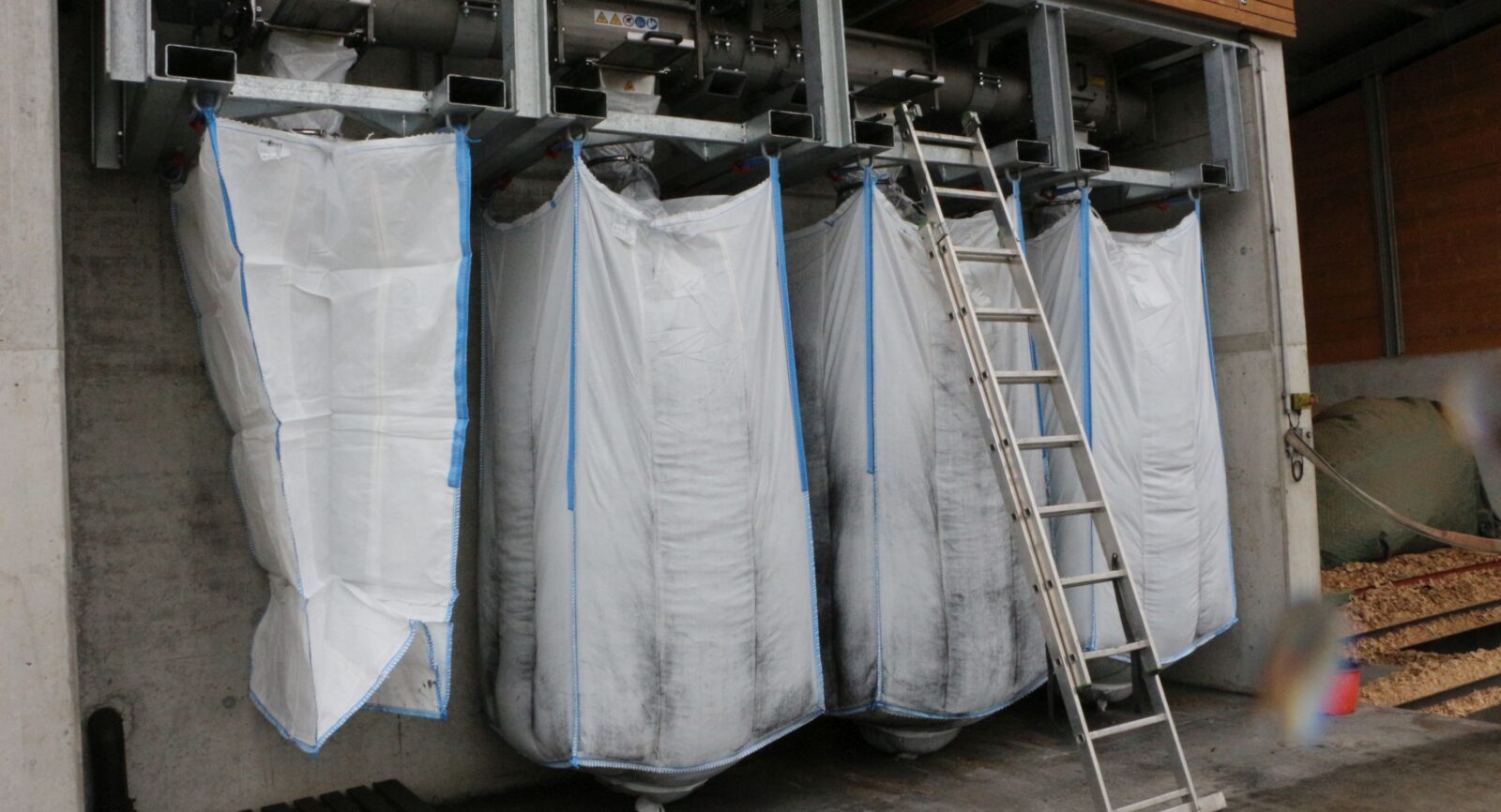 Im Schwebebettreaktor zerfallen kleinere Holzkohlenstücke in die für Pflanzenkohle charakteristische Pulverform und werden nach einem Reinigungsprozess abgeschieden und in BigBags abgepackt.