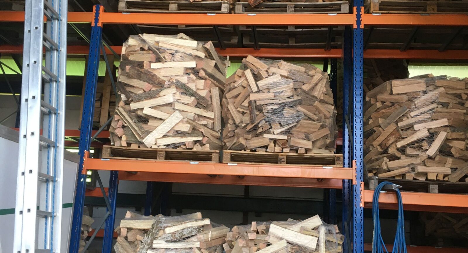 Ein Drittel der Wärme aus dem Holzgas-BHKW wird für die Trocknung von Scheitholz verwendet, eine Dienstleistung für Kunden, die ihre Cheminées problemlos befeuern wollen. 