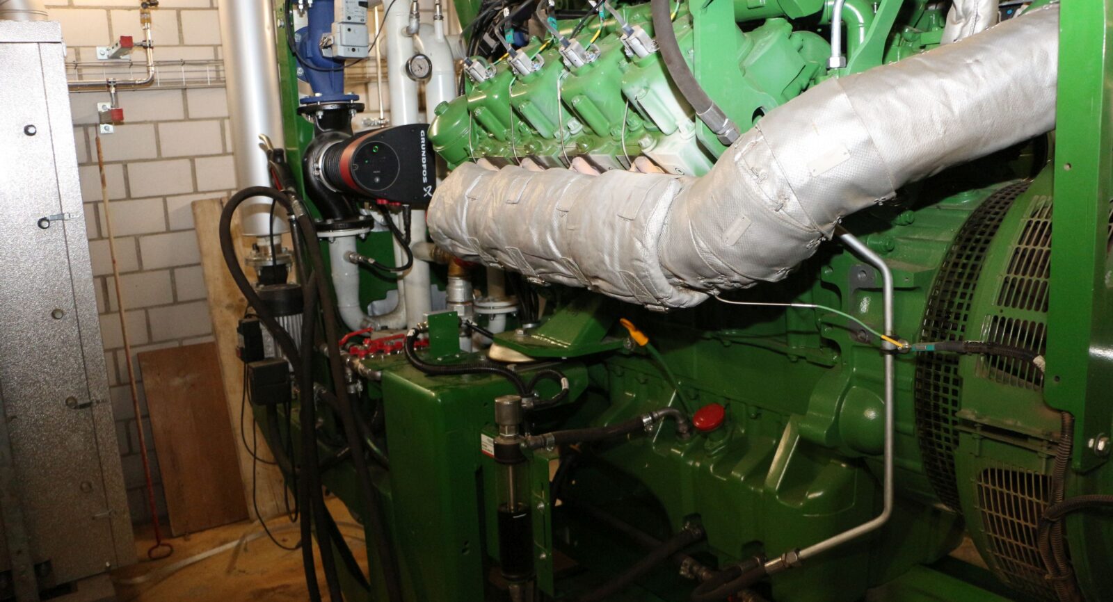 Das Blockheizkraftwerk (Gasmotor mit Generator), ausgelegt für 230 KWel, ist seit August 2021 in Betrieb. Mit 8.000 Stunden wird eine hohe Jahreslaufzeit erwartet.