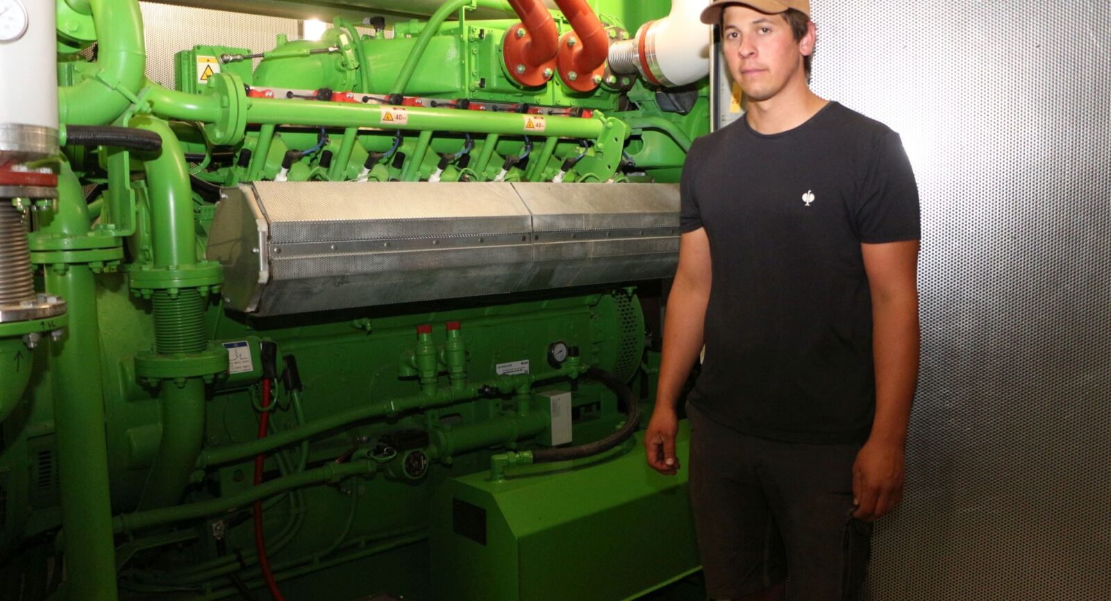 Pascal Amiet vor seinem Blockheizkraftwerk: Der damit gewonnene elektrische Strom wird über die Firma Flecopower vermarktet. 