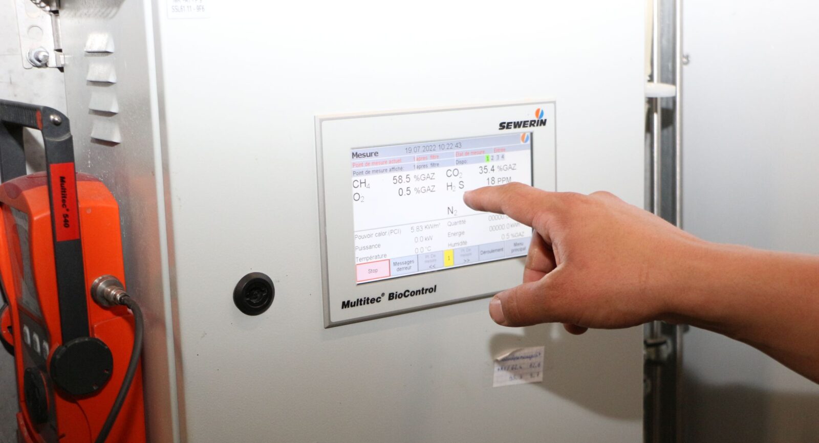Beim Rundgang ist von einer Anzeige abzulesen: Dem BHKW wird Biogas mit einem Methan-Gehalt von 58% zugeführt.