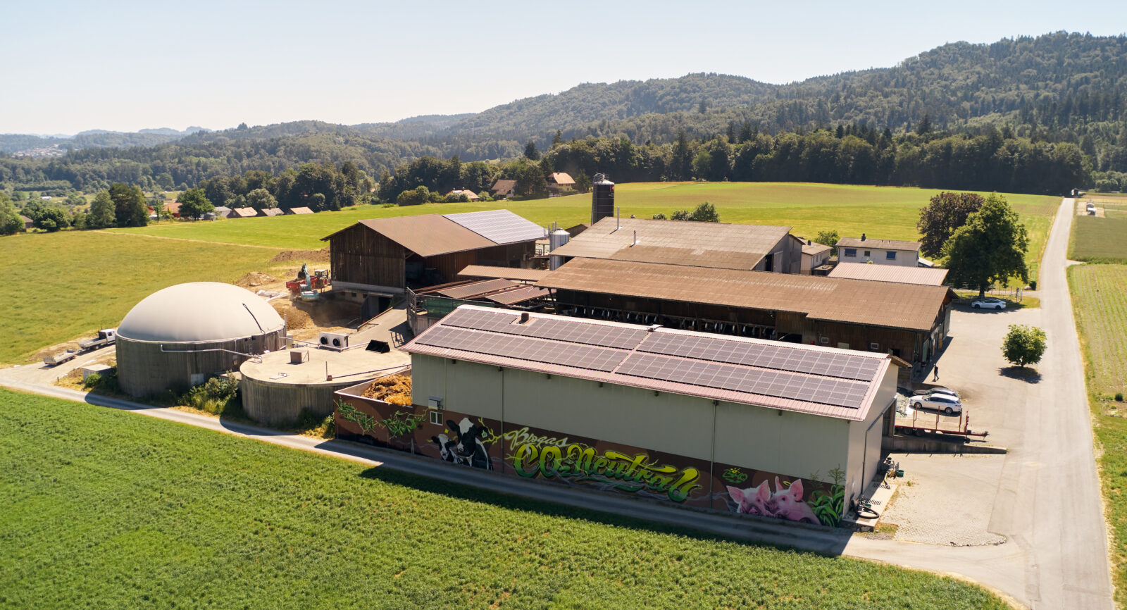 Die Biogasproduktion mit dem Vergärer (links) und dem Fermenter (Mitte): Biglers setzen auf einen ausgeklügelten Kreislauf, der Natur und Umwelt entlastet. (Fotos: Conrad von Schubert)